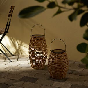 Solcellelykt i kunstrotting med håndtak, utendørs