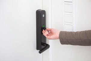 Yale Doorman Classic Home svart, elektriskt dörrlås