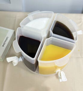 Drikkedispenser med 4 tappekraner, lokk og dreiebrett, 5,5 liter