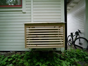 Ilmalämpöpumpun suojakotelo puu, 106 x 55 x 73 cm