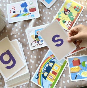 ABC-kirjainpeli, jossa Elsa ja Sam, yli 3-vuotiaille