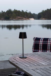 Konstsmide Vence bordlampe med USB-lading