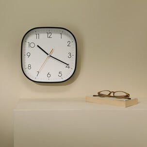 Kvadratisk veggklokke i retrostil, 25,5 cm