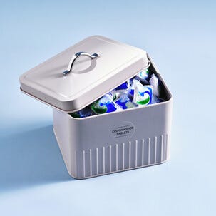 Plåtlåda med lock och etiketter, beige