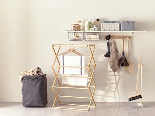 Pyykkikori pyörillä, musta