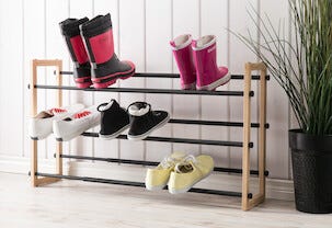 Justerbar skohylle i tre/metall 