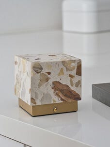 Osram Gleam liten laddbar bordslampa terrazzo kub
