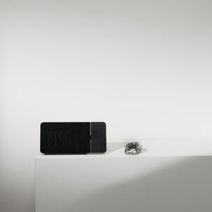 Digitaalinen herätyskello ja projektori