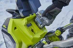 Ryobi batteridriven snöslunga RY18STX45A-0