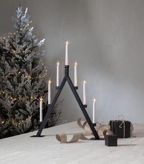 Kynttelikkö Oliver 7-haarainen LED, musta metalli, 75 cm