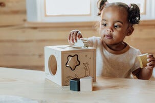 Micki Plocklåda Premium i trä, för barn från 1 år