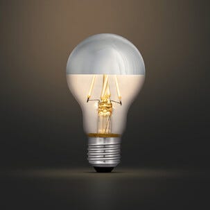 Varmhvit LED-pære E27 på 4,9 W, dimbar