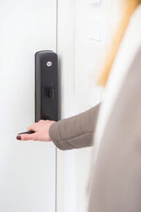 Yale Doorman Classic Home svart, elektriskt dörrlås