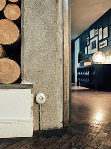 Hager serie 1930 énveis innfelt stikkontakt med ramme, porselen