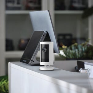 Ring Plus Plug-In overvåkningskamera utendørs 2K