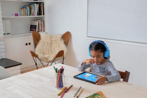 Belkin Soundform Mini trådløse trådløse hodetelefoner for barn, USB-C
