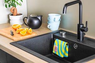Happy Sinks oppvaskklutholder med magnet, svart