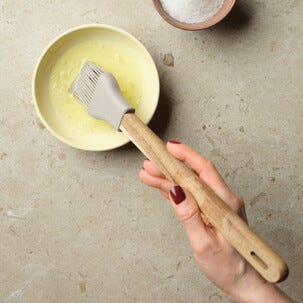 Bakepensel i tre og silikon, 30,5 cm