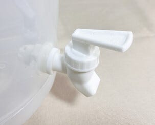 Drikkedispenser med 4 tappekraner, lokk og dreiebrett, 5,5 liter