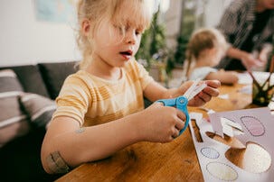 Fiskars Cut & Learn barnsax med bok, höger, från 6 år