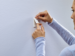 Tesa selvheftende remser for tapet og gips