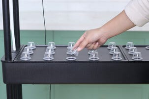 Sett for hydroponisk dyrking med 90 plugger, 3 etasjer