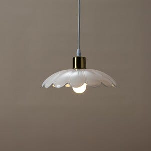 Britta taklampe i glass, blomst, hvit, Northlight