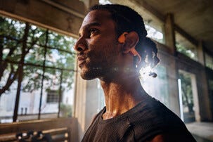 Shokz OpenRun Pro 2 open-ear, bone conduction hörlurar