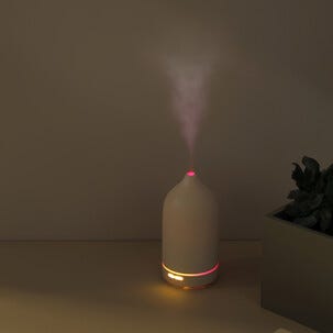 Sähkökäyttöinen diffuuseri, jossa valaistus