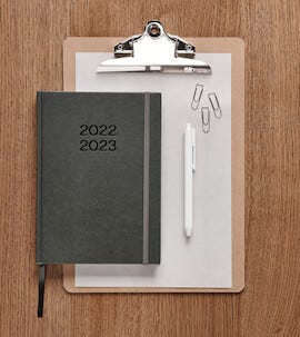 Ukekalender 2022 / 2023 A5, grå