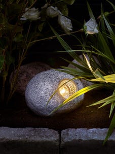 Stein med solcellebelysning