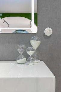 Hager serie 1930 énveis innfelt stikkontakt med ramme, porselen