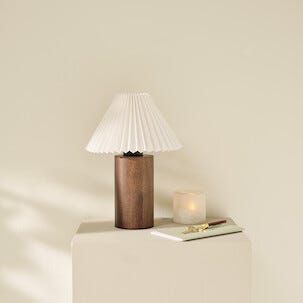 Bordlampe i tre med plissert lampeskjerm Northlight