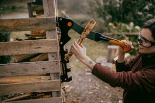 Fiskars X-Series vedspäntare, väggmonterad vedklyv