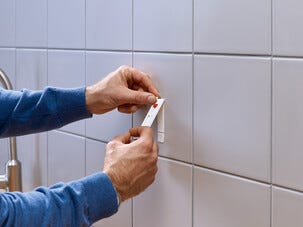 Itsekiinnittyvä koukku Tesa, valkoinen