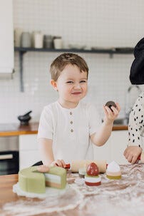Micki kakfat med bakelser i trä, från 3 år