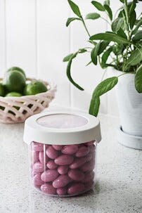 Pyöreä muovipurkki ja kansi