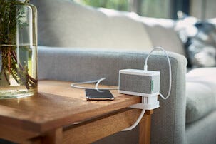 Schneider Unica bordenhet med jordet stikkontakt og 2 USB-porter