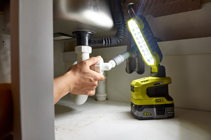 Ryobi arbetsbelysning 900 lm R18ALP-0 One+, batteridriven    