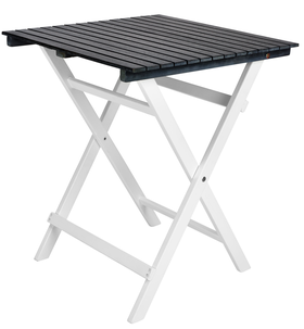 Utemöbler med bord och två stolar