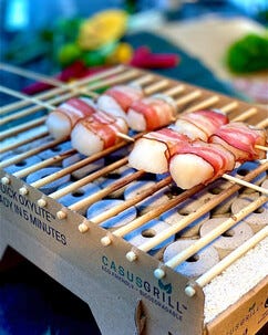 Engångsgrill av kartong och bambu, med briketter
