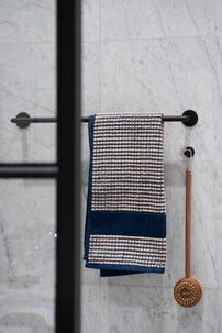 Smedbo DOT selvklebende håndkleholder vegg 62 cm