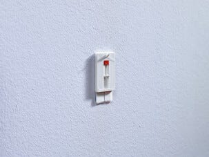 Självhäftande spikar Tesa, vita