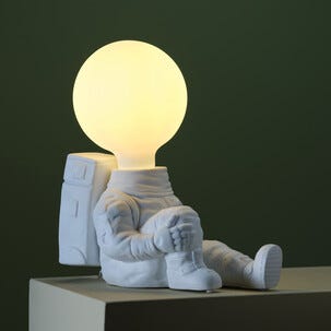 Northlight Neil bordslampa astronaut, E27, vit