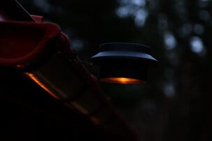 Aurinkokennovalaisin aitaan räystääseen musta, 1 kpl