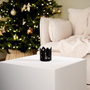 Ljuslykta hus i metall, svart