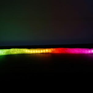 Lyslenke LED RGBIC med fluffy stoff og musikkstyring, 2 m