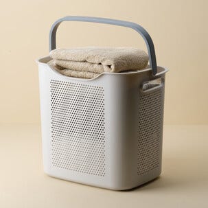 Liten skittentøyskurv i plast med håndtak, beige og grå