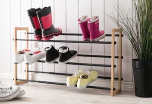 Justerbar skohylle i tre/metall 