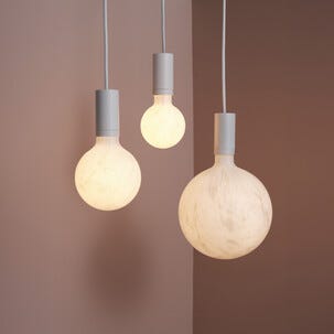 Dekorpære i marmordesign, LED, E27, varmhvit